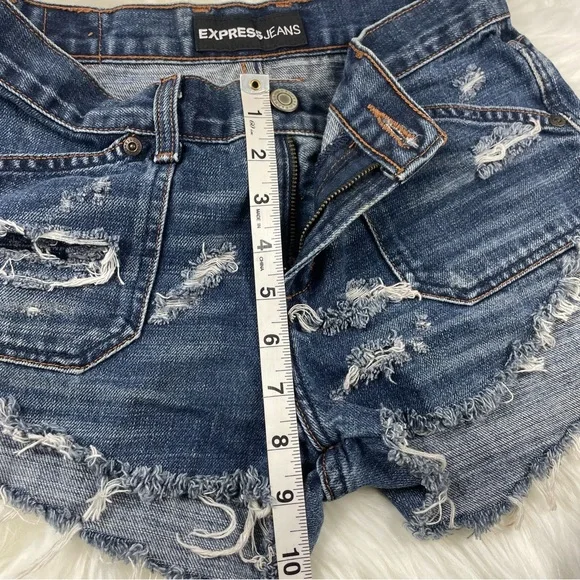 🔥Vtg EXPRESS Distressed Frayed Hem Jean Shorts High Waist Mid Wash Denim 3/4 - Picture 13 of 16